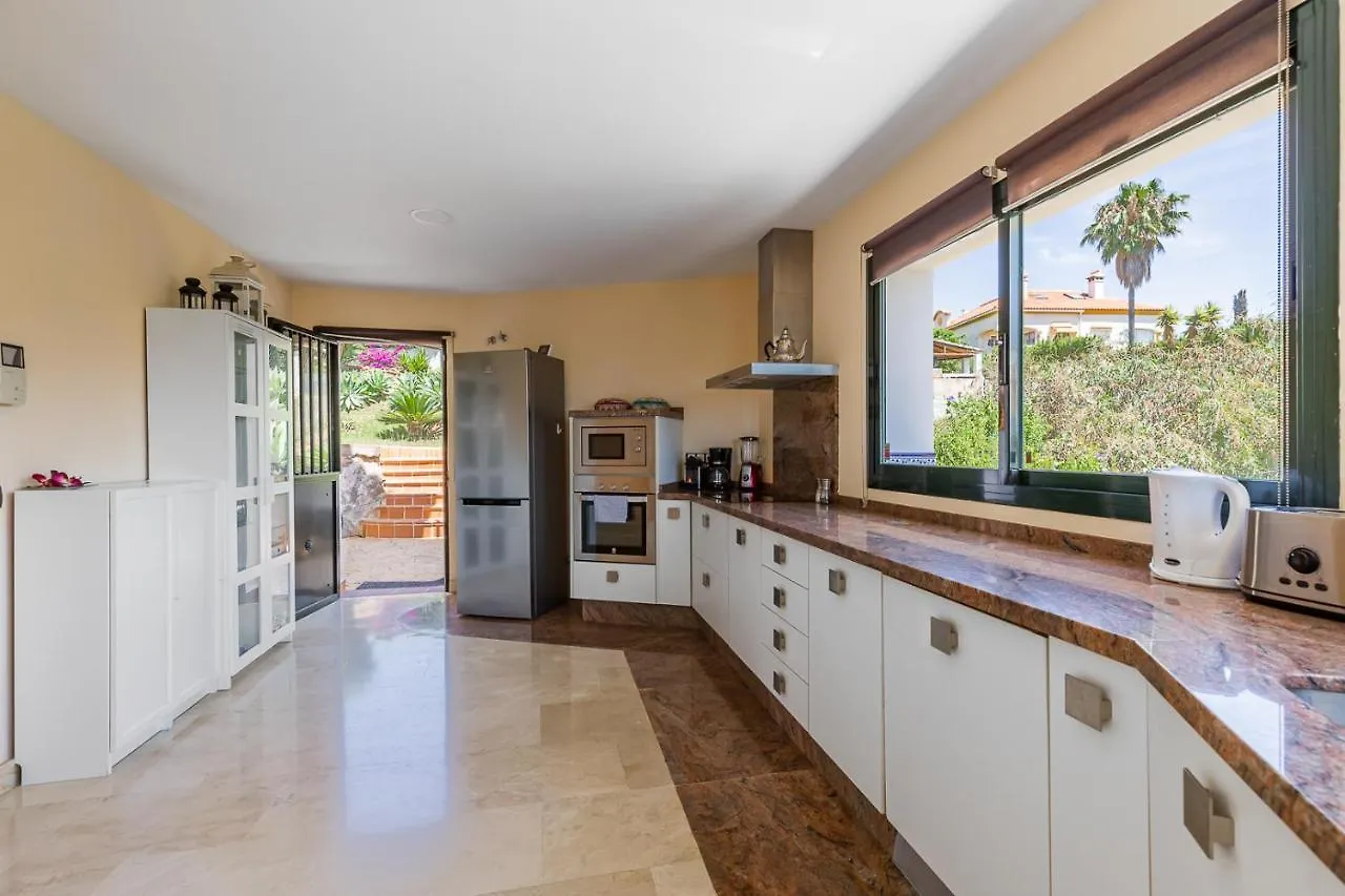 Tranquil 2 Bed Villa With Private Pool + Sea View! 베날마데나코스타