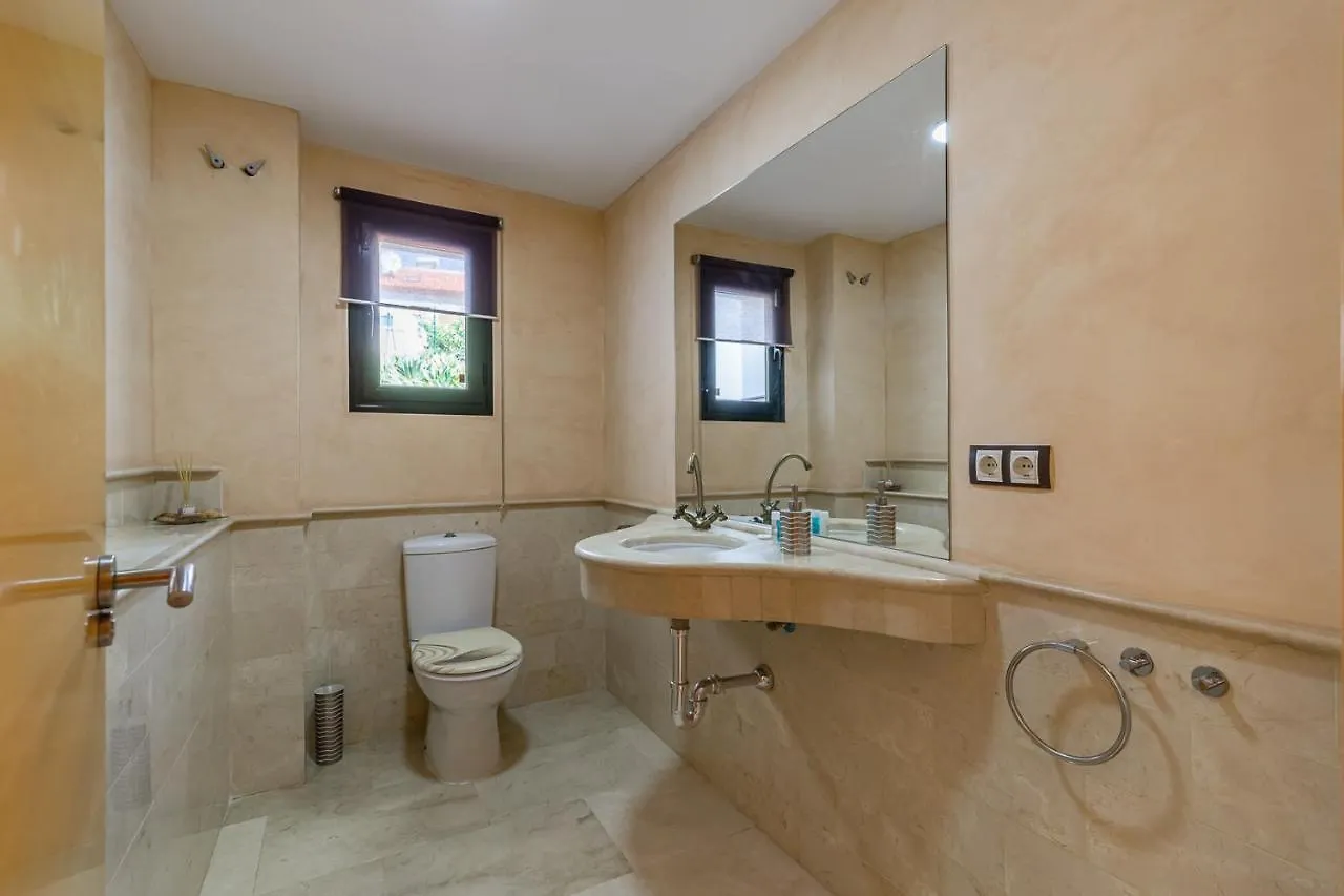 Tranquil 2 Bed Villa With Private Pool + Sea View! بينالماذينا